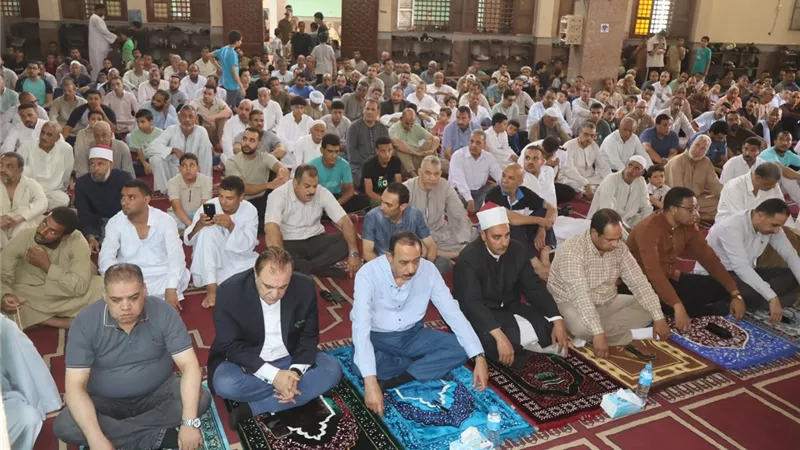 محافظ سوهاج يؤدي صلاة الجمعة بمسجد سيدي كمال الدين بأخميم