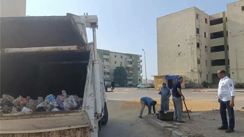 حي فيصل بالسويس يواصل حملات النظافة الصباحية ورفع مخلفات القمامة من الشوارع