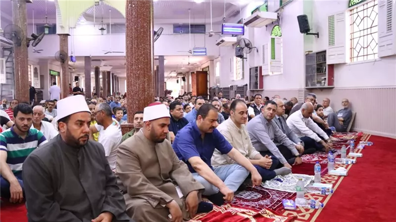 محافظ دمياط يلتقي المواطنين عقب صلاة الجمعة ويتواصل ميدانيا مع الأهلي