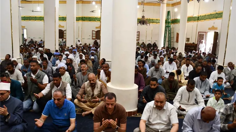 محافظ أسوان يؤدى صلاة الجمعة بمسجد الشيخ مصطفى عبد السلام بقرية العدوة بإدفو