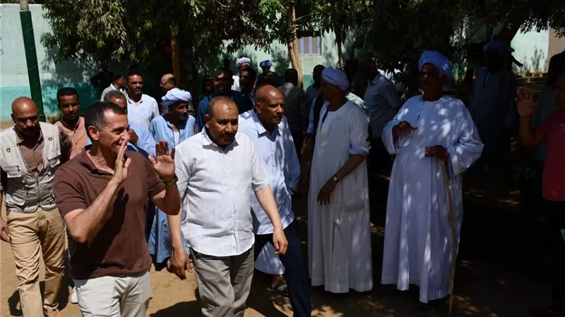 لقاء جماهيرى موسع لمحافظ أسوان مع أهالى قرية العدوة بإدفو شمال أسوان