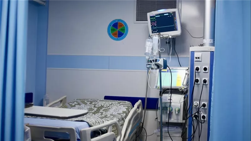 ذباب وتعطل أجهزة وتأخير فحوصات.. سيدة تروي معاناة جدتها في مستشفى بالإسكندرية 