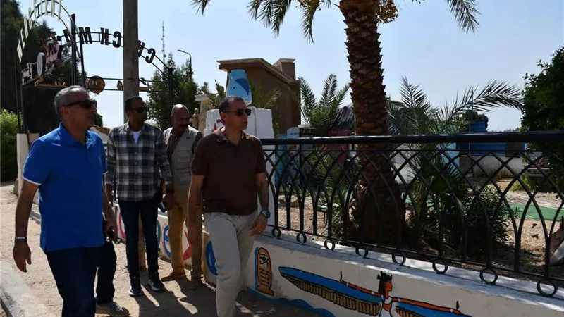 محافظ أسوان يوقف تعديا على أملاك الدولة بحديقة الأمل بإدفو