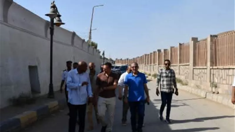 محافظ أسوان يتفقد المنطقة المحيطة بمعبد إدفو.. ويوجه بتكثيف أعمال النظافة