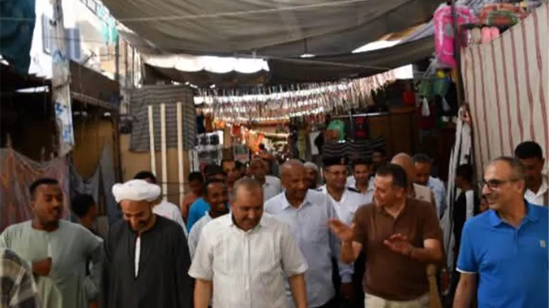 محافظ أسوان يفاجئ السوق الرئيسى بمدينة إدفو.. ويوجه بإعادة طرح المحال