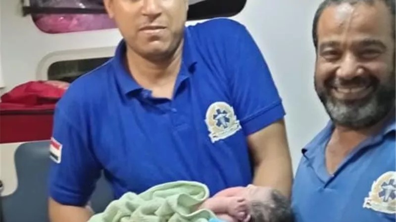 داخل سيارة الإسعاف.. مولود جديد يصل إلى الحياة في مهمة إنسانية ناجحة بالغربية