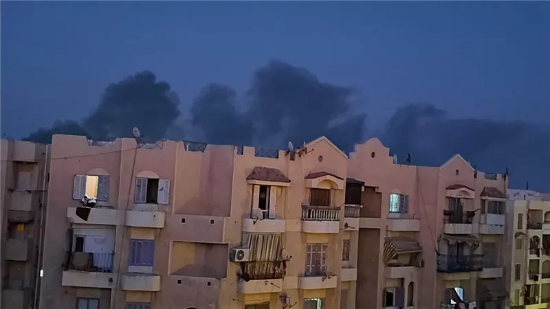 الدخان وصل السما.. حريق بمصنع في المنطقة الصناعية بمدينة دمياط الجديدة  