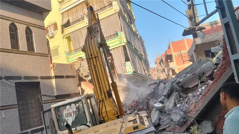 الانتهاء من إزالة العقار المنهار بجصفا وعودة الخدمات للقرية 