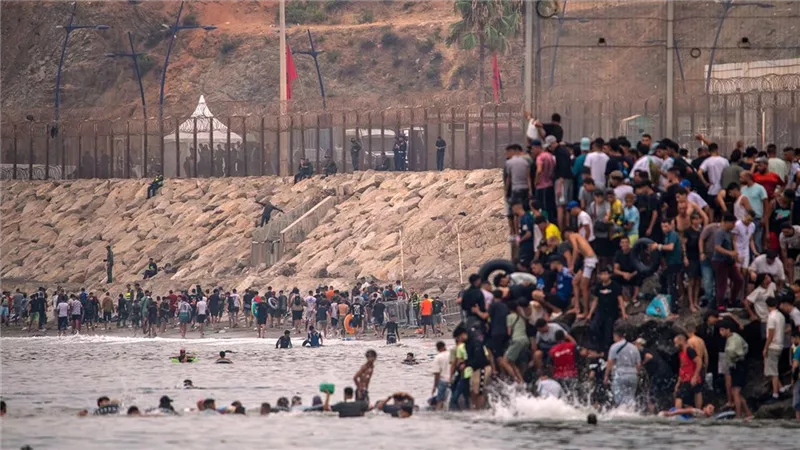 هل تقف إسرائيل خلف تدفق المهاجرين نحو سبتة للضغط على إسبانيا؟