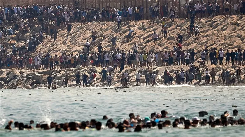 مأساة سبتة.. 61 قتيلا بعد أكبر موجة عبور جماعي من المغرب