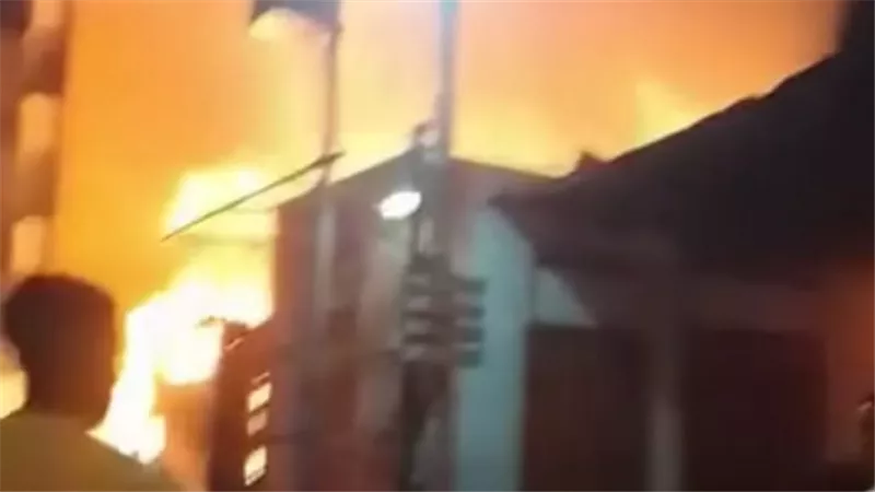 النيران تلتهم بازارات سياحية في إسنا.. وخسائر فادحة دون إصابات