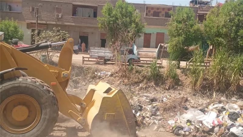 تنفيذًا لتوجيهات محافظ قنا.. رفع 36 طن مخلفات وتمهيد 5 كيلومترات من الطرق ومبا