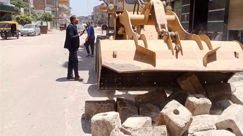 بدء أعمال تطوير شارع التحرير.. ومتابعة ميدانية لرئيس مدينة كوم حمادة