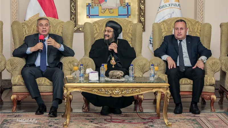 رئيس جامعة الإسكندرية يزور المقر البابوي لتهنئة الأقباط بعيد القيامة المجيد