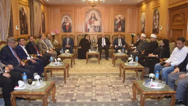 محافظ بني سويف يزور عددا من الكنائس للتهنئة بعيد القيامة المجيد