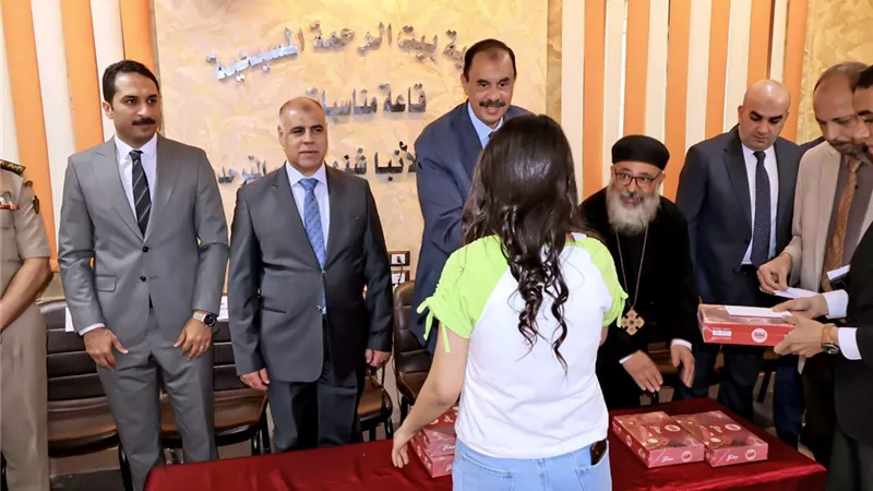 محافظ سوهاج يشارك أطفال 