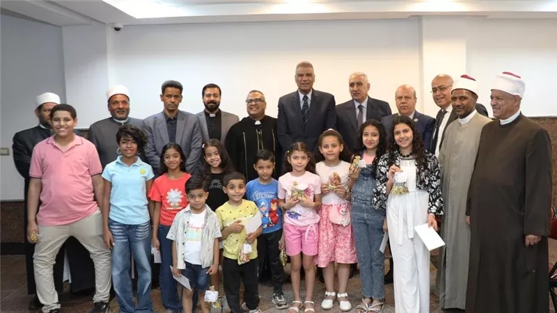 محافظ أسوان يوزع كروت التهنئة لرئيس الجمهورية والعيدية على الأطفال بالكنائس