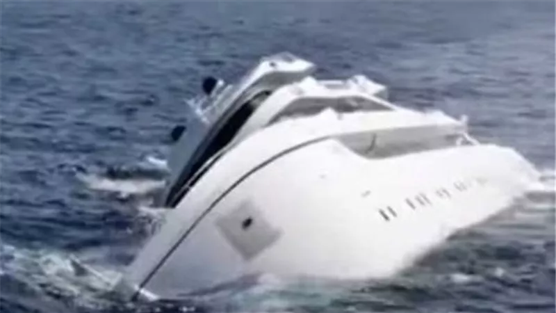 بينهم 7 أجانب.. إنقاذ 14 راكبا على متن لانش سياحي اصطدم بالشعاب المرجانية بدهب