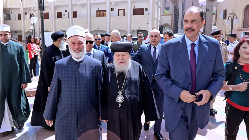 محافظ سوهاج يزور المطرانيات للتهنئة باحتفالات عيد القيامة المجيد