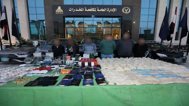 تتزعمها سارة خليفة|سقوط عصابة جلبت مخدرات بـ 420 مليون جنيه بالقاهرة | صور 