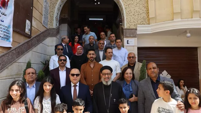بباقات الزهور.. وفود شعبية ورسمية تهنئ أقباط كفر الشيخ بعيد القيامة