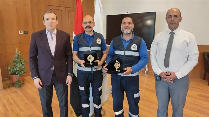 بعد رد 6 مليون جنيه.. رئيس الإسعاف المصرية يهدي درع الهيئة لطاقم إسعاف المنيا