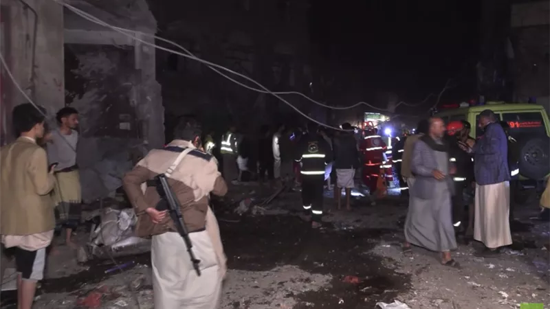 صنعاء تحت القصف.. 12 قتيلاً في غارات أمريكية على سوق فروة الشعبي