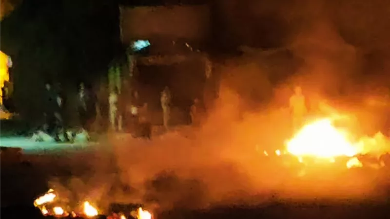رمز الطغيان والفساد.. حرق دمى 