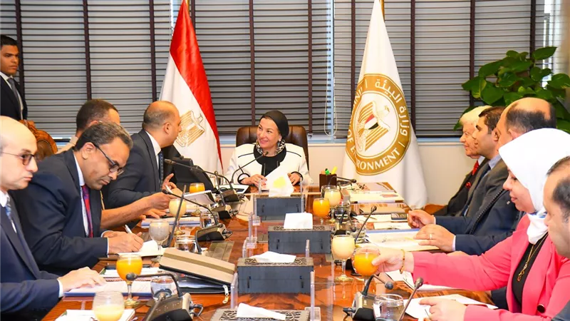 وزيرة البيئة تترأس الجلسة الأولى لمجلس إدارة جهاز تنظيم المخلفات