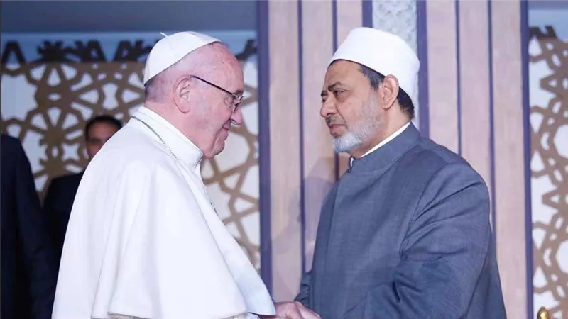 بأربع لغات.. شيخ الأزهر ينعى البابا فرنسيس 