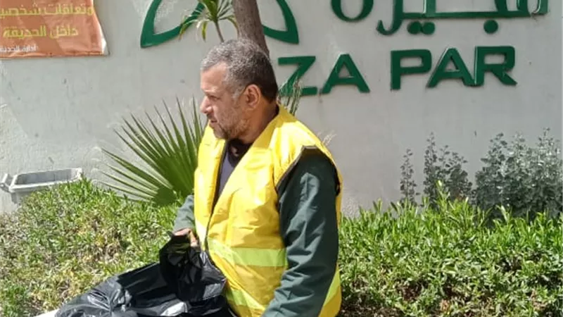 توزيع أكياس بلاستيكية مجانًا على روّاد الحدائق والمتنزهات 