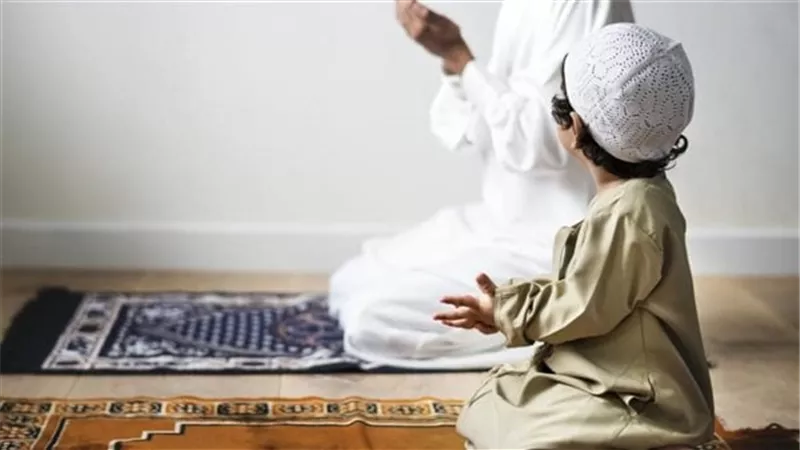 هل يجوز للأم أن تؤم ابنها الصغير في الصلاة؟.. فتوى تحسم الجدل