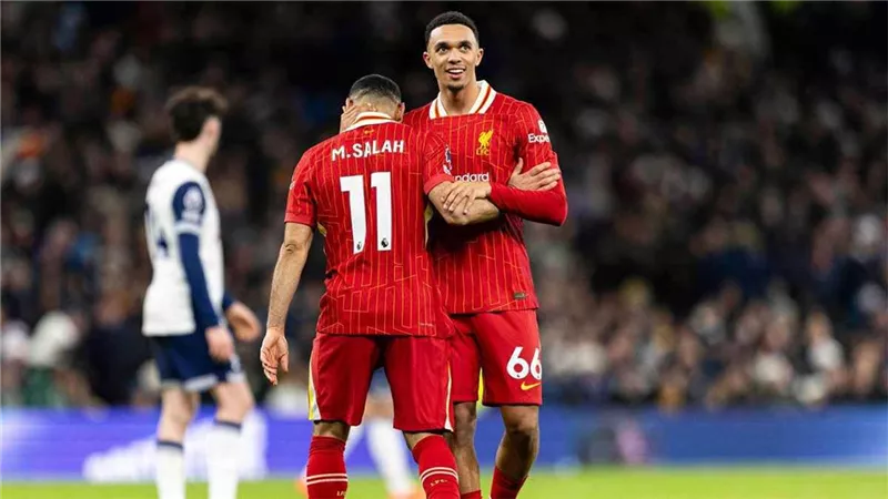حرمه من السيلفي.. محمد صلاح يعاقب الخائن أرنولد بعد الفوز على الثعالب