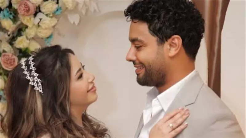 هل اقترب موعد زفافه..أحمد جمال يعتذر لخطيبته لهذا السبب