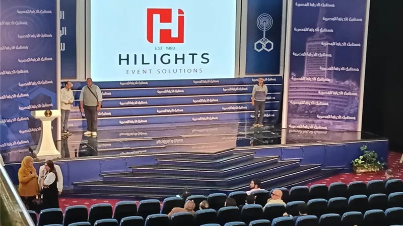 بالصور .. آخر تجهيزات قاعة مؤتمر مستقبل الدراما في مصر 