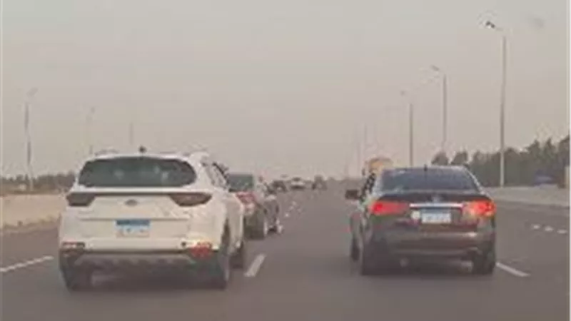 حركات بهلوانية.. مقطع فيديو يثير الجدل على الطريق الصحراوي