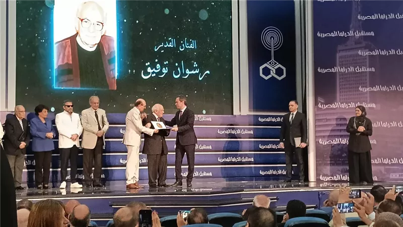 فى لافتة إنسانية .. رشوان توفيق يحتضن المسلماني وتصفيق من الحضور