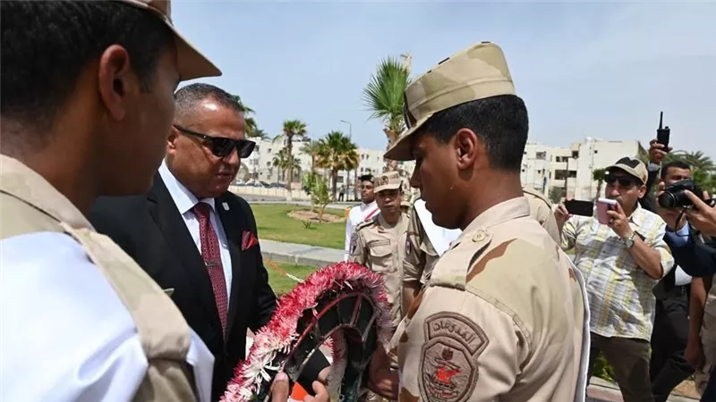 محافظ جنوب سيناء يضع إكليل الزهور على النصب التذكاري للجندي المجهول