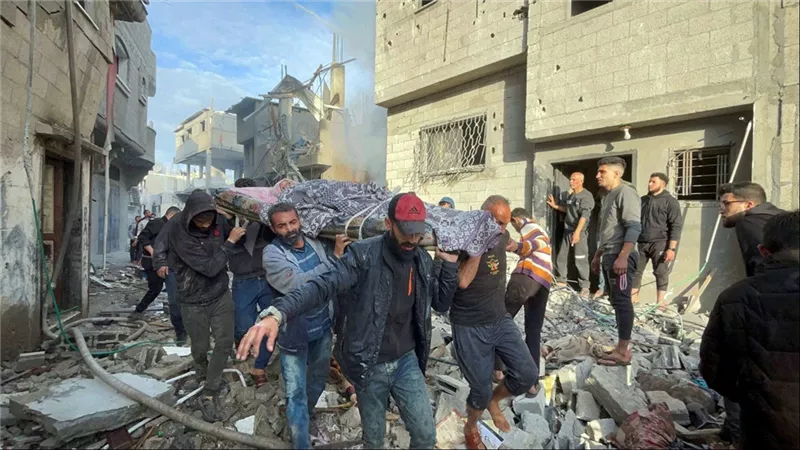  غارات إسرائيلية تستهدف أحياء خان يونس في قطاع غزة 