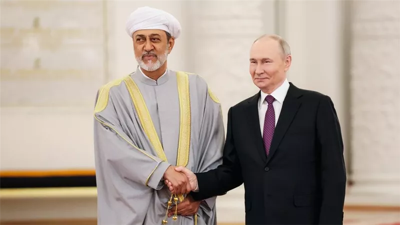 خلال تواجده بروسيا..بوتين يدعو سلطان عمان لحضور القمة الروسية العربية المقبلة 