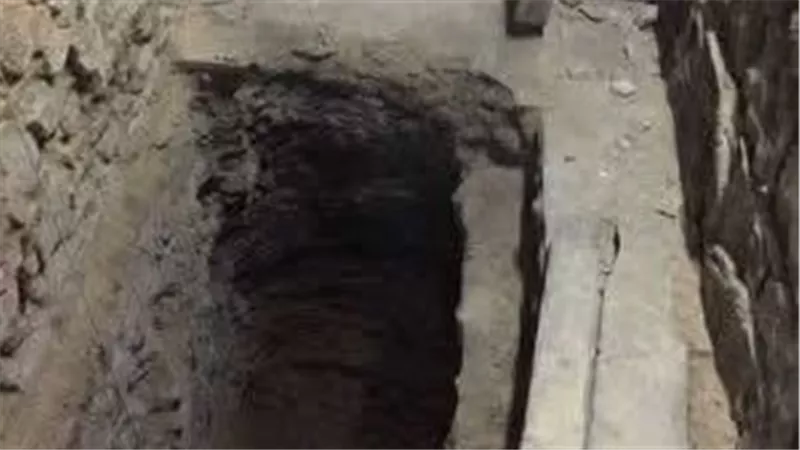 جهود مكثفة لكشف هوية شابين انهارت عليهما حفرة أثناء التنقيب عن الآثار بالفيوم