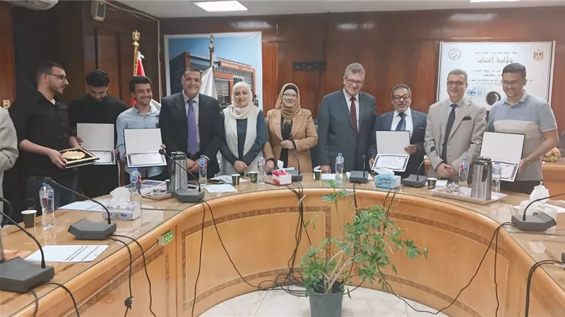 تكريم فريق الطوارىء بمستشفيات بنها الجامعية لتميزهم بمؤتمر جامعة قناة السويس