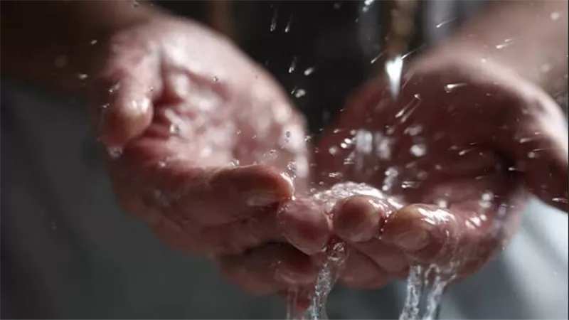 غسل الأعضاء ثلاثا في الوضوء فرض أم سنة مؤكدة.. الأزهر يوضح