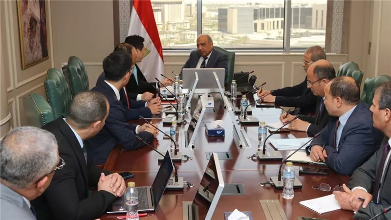 تحول رقمي وشبكات ذكية..الكهرباء تبحث مع هواوي تخزين الطاقة وتحسين جودة التغذية