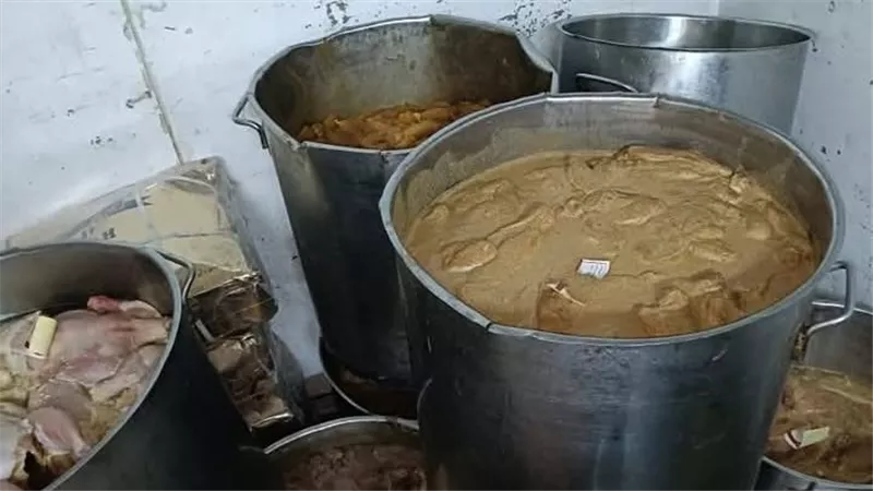 صحة القليوبية تضبط مخزن مجهول تابع لمطعم شهير خلال جولة