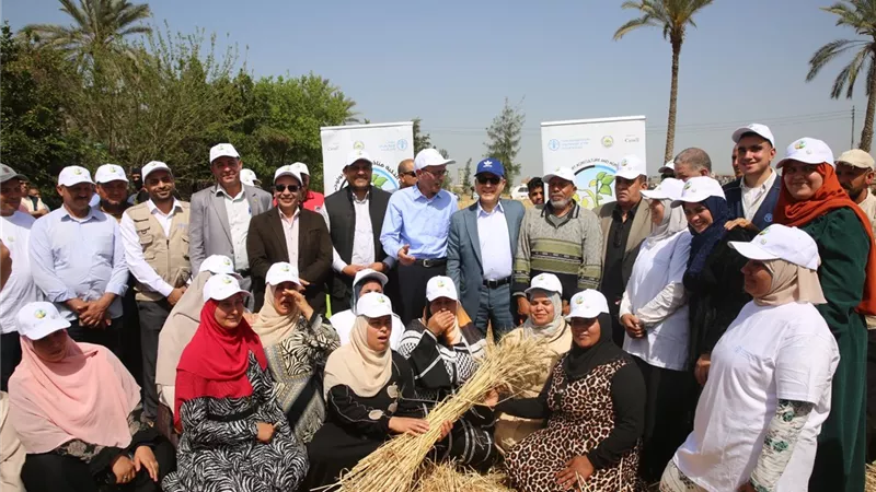 وسط زغاريد وفرحة الأهالى.. محافظ كفر الشيخ فى أول مدرسة «للقمح» بشباس الملح  