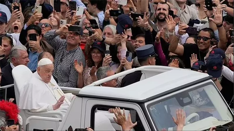 تعرف على آخر سؤال من بابا الفاتيكان لممرضته