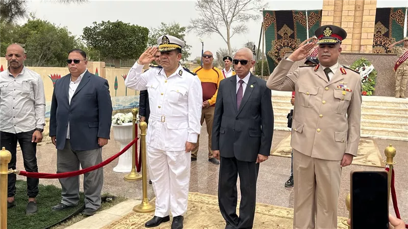 محافظ شمال سيناء يضع اكليل الزهور على قبر الجندي المجهول في ذكرى تحرير سيناء