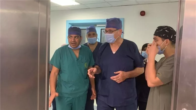 عميد كلية طب بنها يجري زيارة مفاجئة لمستشفيات بنها الجامعية للاطمئنان على سير 