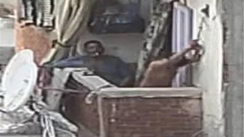 طفل مربوط في البلكونة يهز السوشيال ميديا.. والأمن يكشف التفاصيل في الإسكندرية
